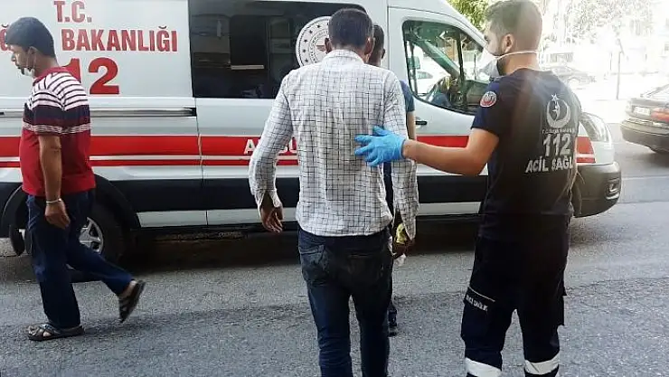 'Yol ortasında madde kullanan gence otomobil çarptı: 1 yaralı'