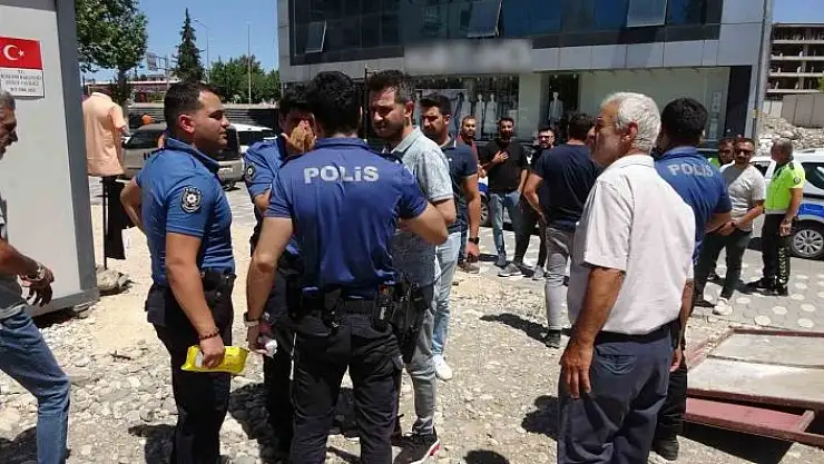 'Yol verme kavgasını ayırmaya çalışan polis yaralandı'