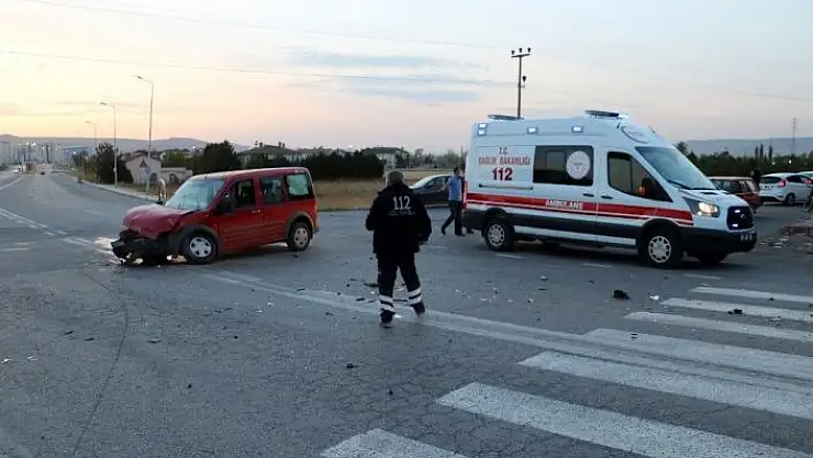 'Yolcu otobüsü ile otomobil çarpıştı: 3 yaralı'