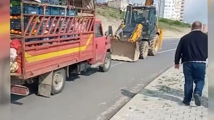 'Yolda kalan meyve sebze yüklü kamyoneti iş makinesiyle götürdüler'