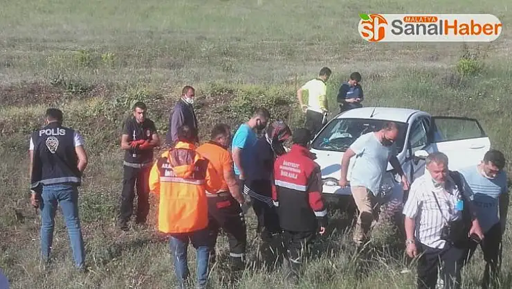 Yoldan çıkan ford tarlaya uçtu, 2 yaralı