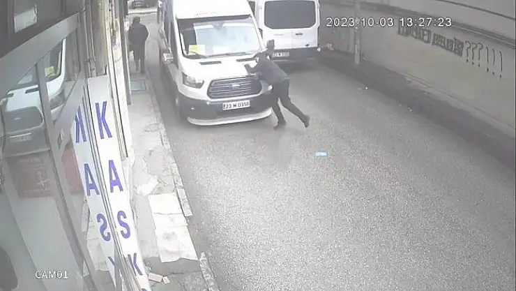 'Yolun karşısına geçmek isteyen öğrenciye minibüs çarptı'