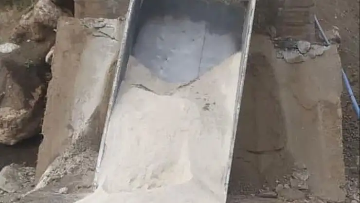 'Yüklü kamyonun ağırlığına dayanamayan köprü yıkıldı'