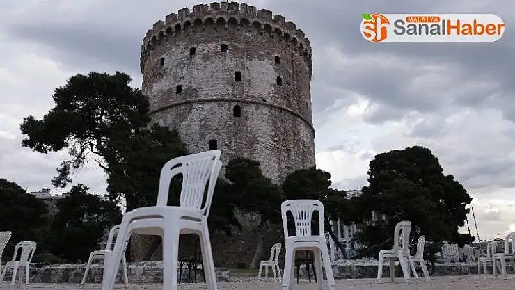 Yunanistan'da restoran ve kafe sahiplerinden 'boş sandalyeli' protesto