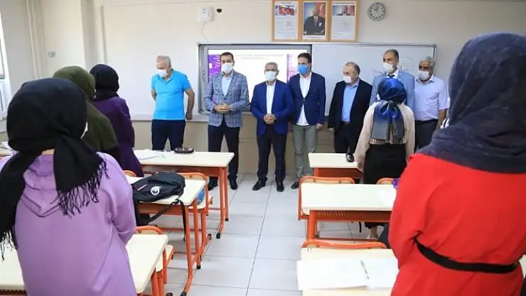 'Yüz yüze eğitime başlayan öğrencilere moral ziyareti'