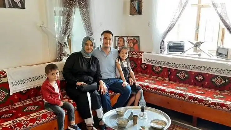'Yüzlerce kişi cenazeye akın etti, aileden geriye kalan o fotoğrafları görenler gözyaşlarını tutamadı'