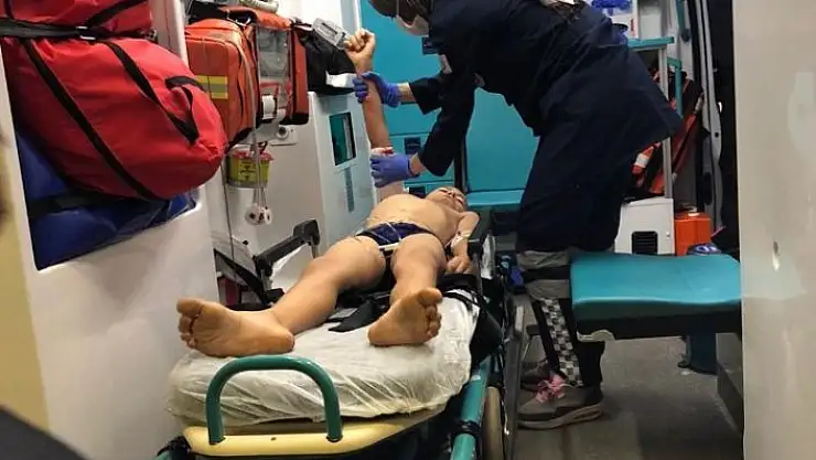 'Yüzmek için girdiği suda kolunu metal kesti'