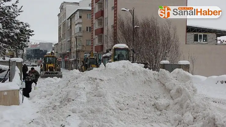 Zara ilçesinde karla mücadele çalışmaları aralıksız devam ediyor
