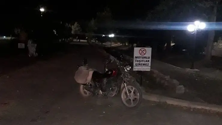 'Zincire takılan motosiklet takla attı: 2 yaralı'