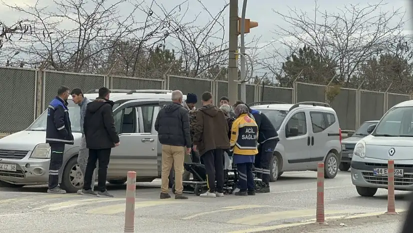 Direksiyon Başında Rahatsızlanan Sürücü Kaldırıma Çarptı