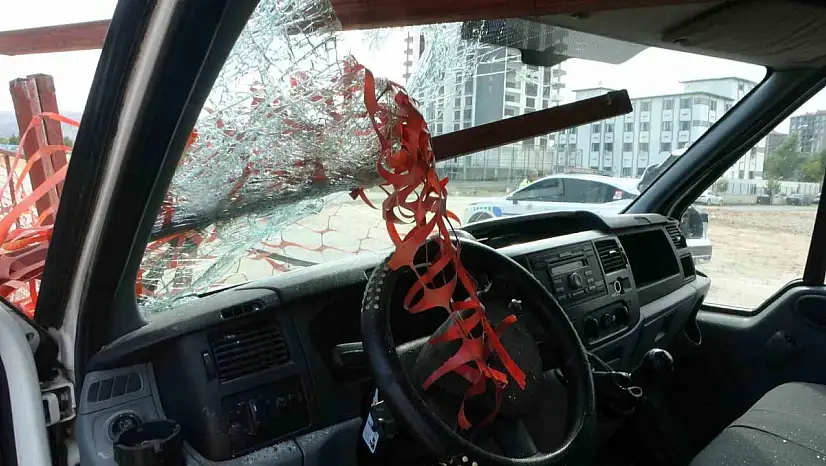 Kazada kafasına demir korkuluk saplanan sürücü kurtarılamadı