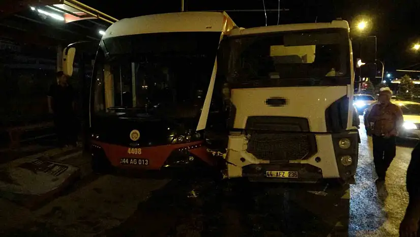 Kontrolden çıkan beton mikseri trambüse çarptı: 4 yaralı