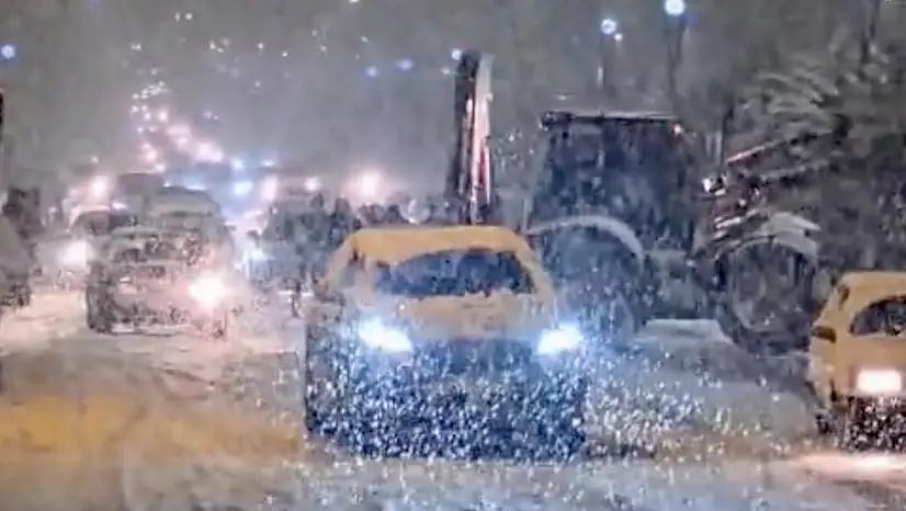 Malatya'da kar yağışı etkisini artırdı, araçlar yollarda kaldı