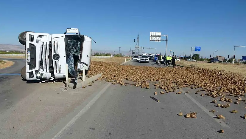 Malatya'da pancar yüklü tır devrildi: 1 yaralı