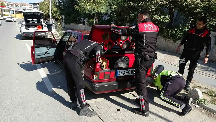 Malatya'da polisin 'dur' ihtarına uymayan araçta uyuşturucu ele geçirildi