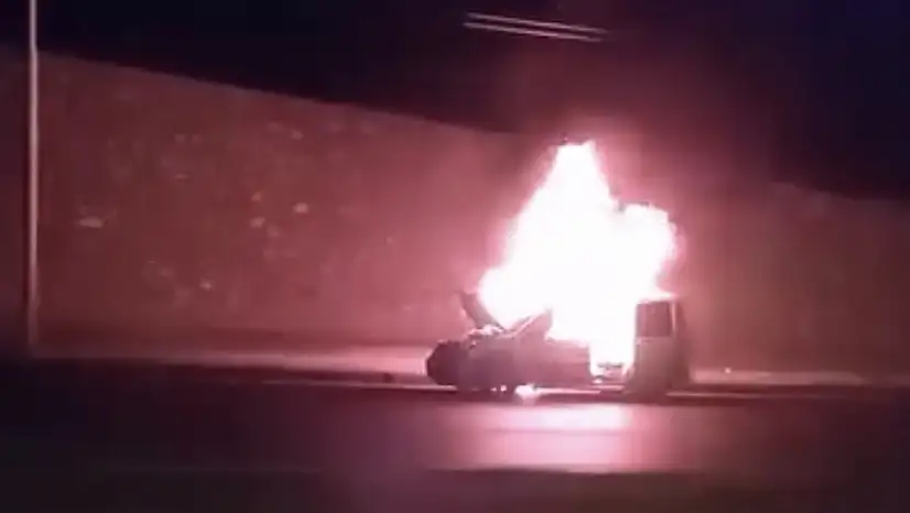 Malatya'da seyir halindeki hafif ticari araç alev alev yandı