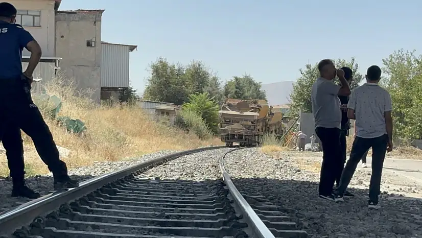 Malatya'da yük treninin çarptığı kişi ağır yaraladı