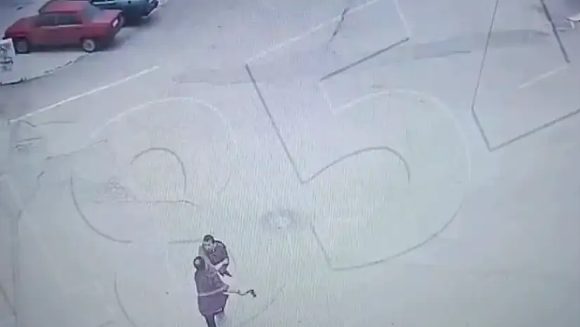 Malatya'da zihinsel engelli gencin sokak ortasında silah kabzasıyla darp etti