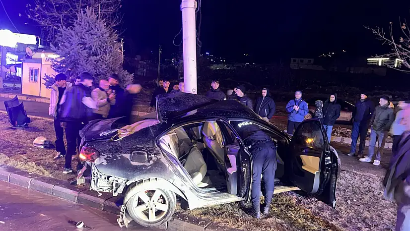 Malatya–Elazığ karayolunda otomobil Trambüs direğine çarptı: 1 yaralı