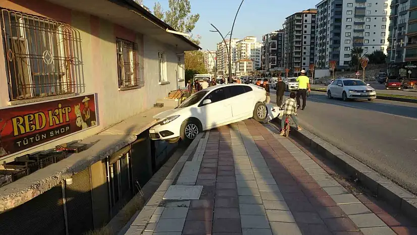 Malatya'da Otomobil evin balkonuna girdi: 2'si çocuk 3 yaralı