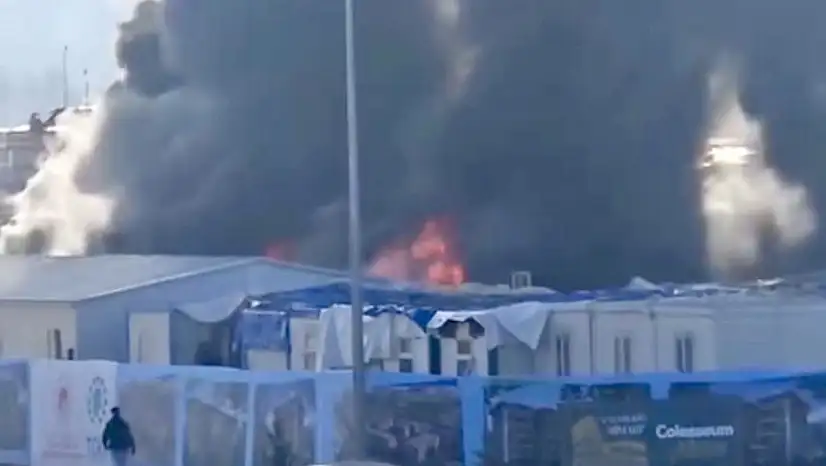 Şantiye Konteynerlerinde Korkutan Yangın: 24 Konteyner Yandı