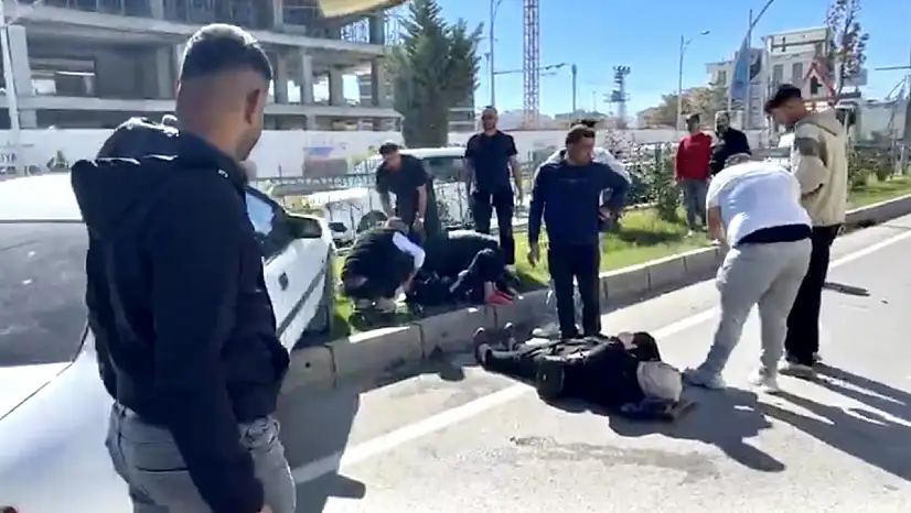 Tırın Sıkıştırdığı Otomobil Kaza Yaptı 2 yaralı