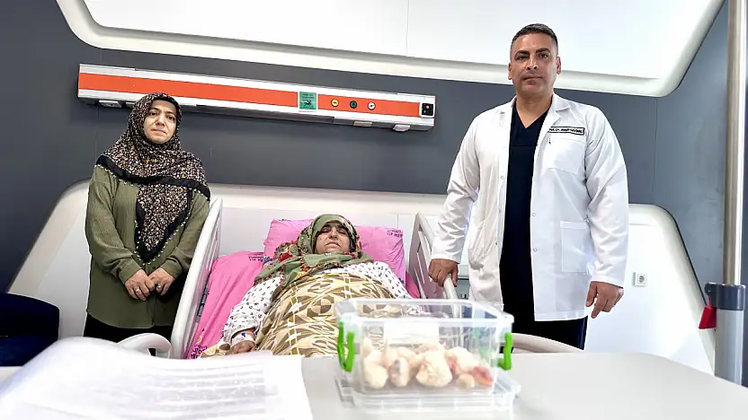 15 Yıl Diz Ağrısı Çekti, Dizinden 24 Taşlaşmış Tümör Çıktı