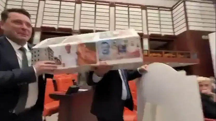 CHP'li Ağbaba'nın Tabutlu Protesto Girişimi Genel Kurulda Gerilime Neden Oldu