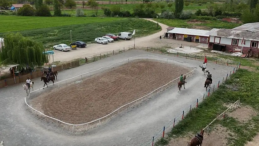 Malatya'da at sevgisi ailece yaşanıyor, tesis yoğun ilgi görüyor
