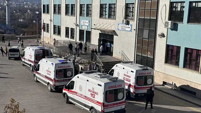 İlkokulda gıda zehirlenmesi şüphesi 10 öğrenci hastaneye kaldırıldı