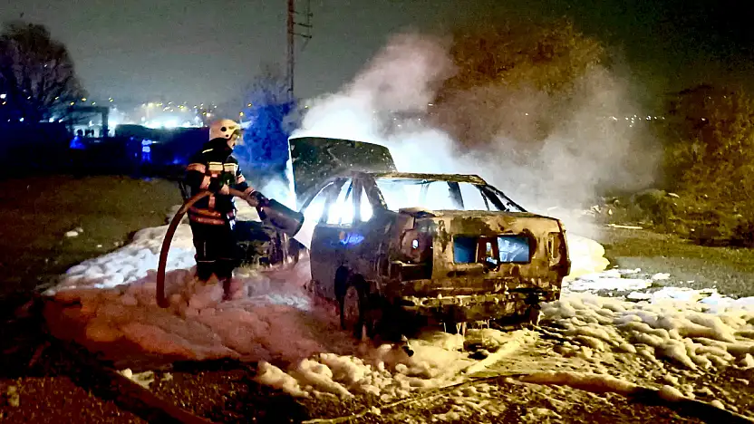 Kaynarca Mahallesinde Park Halindeki Araç Alevlere Teslim Oldu