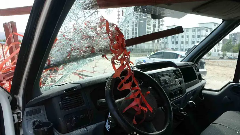 Kazada kafasına demir korkuluk saplanan sürücü kurtarılamadı