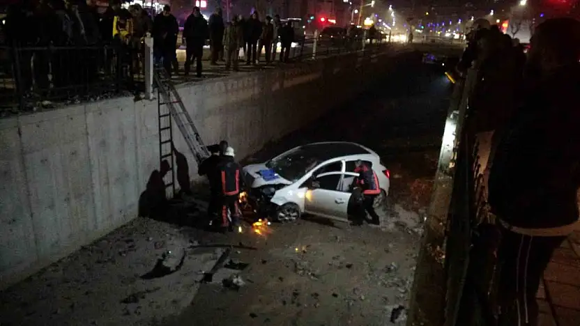 Direksiyon Hakimiyetini Kaybeden Sürücü Sulama Kanalına Uçtu