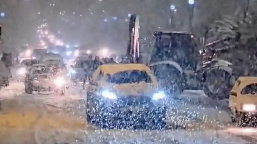 Malatya'da kar yağışı etkisini artırdı, araçlar yollarda kaldı