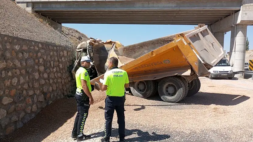 Malatya'da kontrolden çıkan hafriyat kamyonu istinat duvarına çarptı: 1 ölü