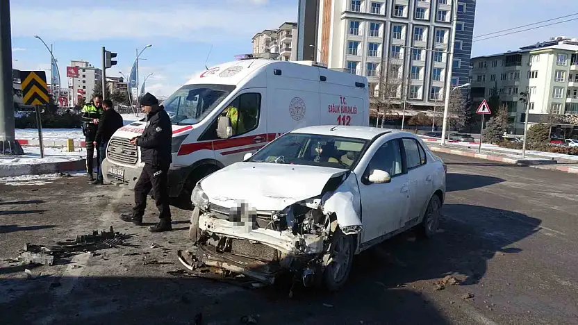 Malatya'da otomobiller çarpıştı: 2 yaralı