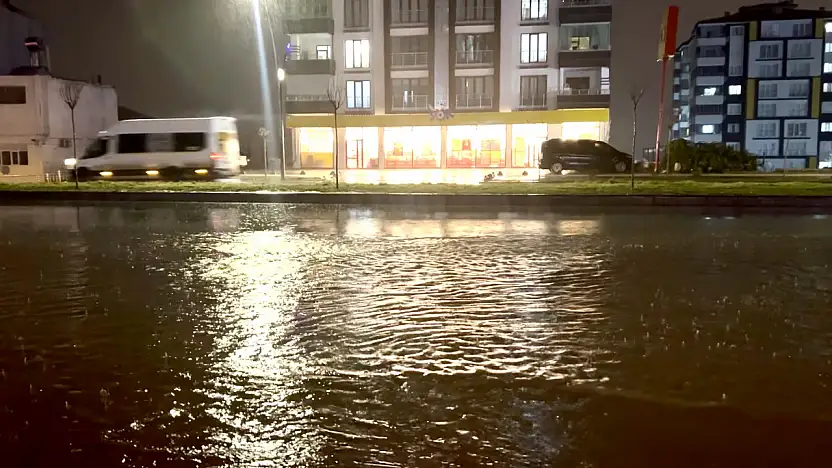 Malatya'da Sağanak Yağış Yolları Göle Çevirdi