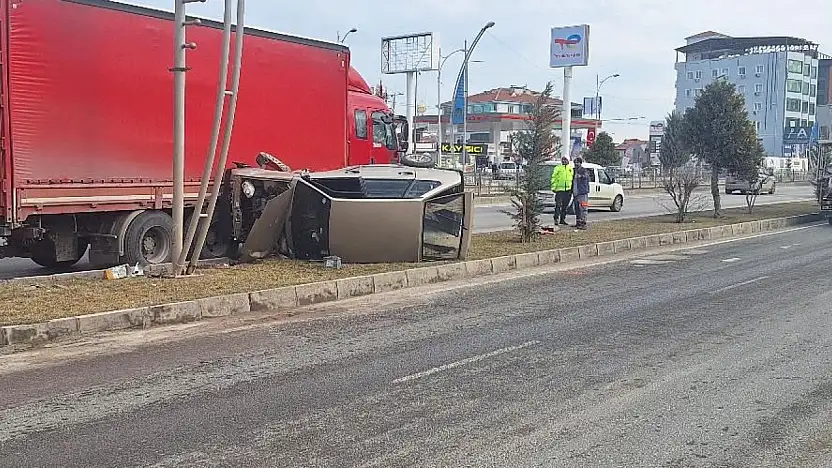 Malatya'da Tır İle Otomobil Çarpıştı: 1 Araç Yan Yattı
