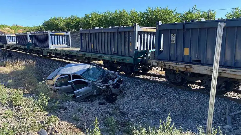 Malatya'da yük treni hemzemin geçitte otomobile çarptı: 5 yaralı