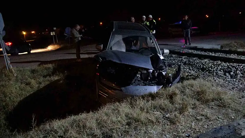Malatya'da yük treni hemzemin geçitte otomobile çarptı: 5 yaralı