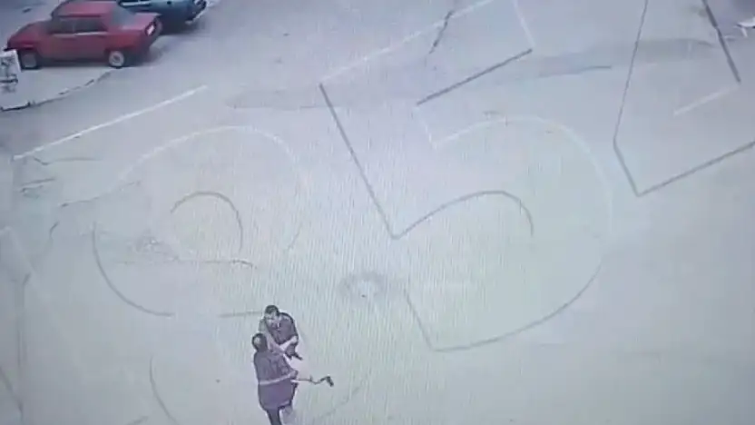 Malatya'da zihinsel engelli gencin sokak ortasında silah kabzasıyla darp etti