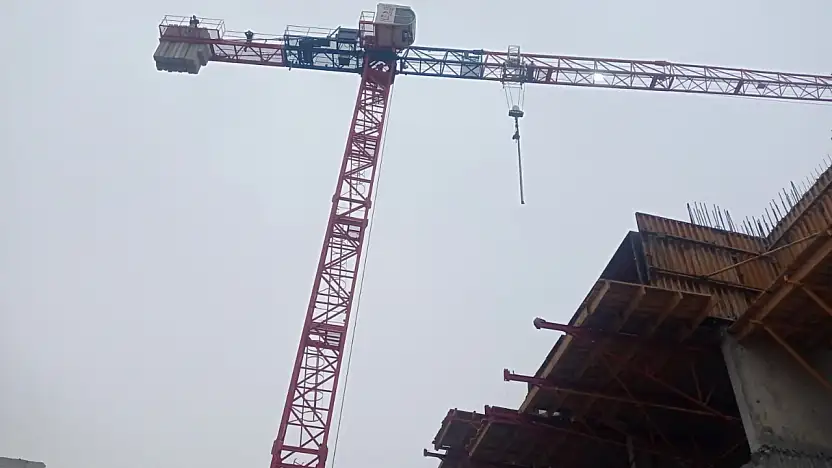 Paralarını Alamayan İşçiler İsyan Edip Kule Vinçe Çıktı