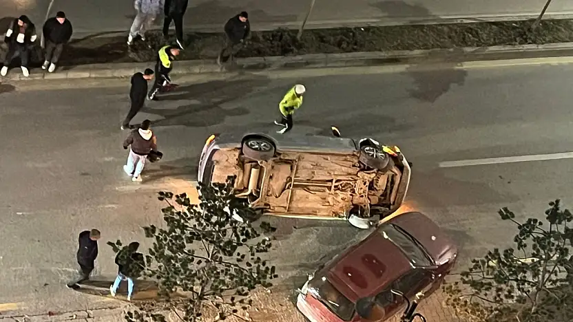 Park Halindeki Araca Çarpan Otomobil Ters Döndü: Sürücü Kaçtı