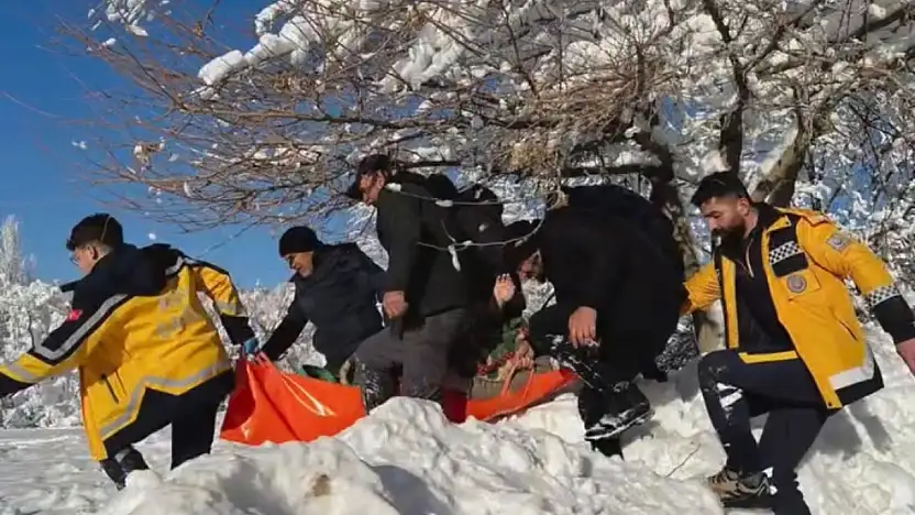 Pütürge'de Kar Engeli Aşıldı, 81 Yaşındaki Hasta Kurtarıldı