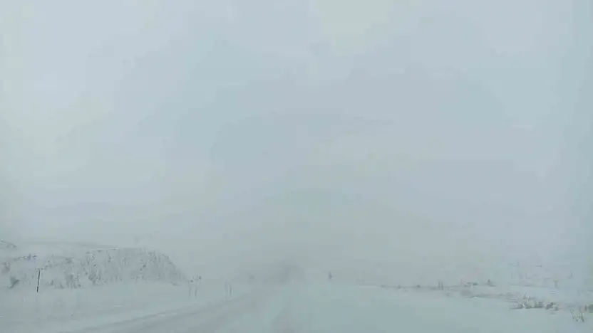 Sivas-Malatya kara yolu trafiğe kapatıldı, uzun araç kuyruğu oluştu