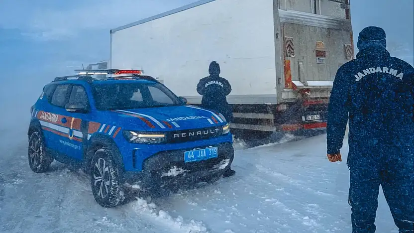 Yoğun Kar Yağışında Mahsur Kalan 47 Vatandaş Kurtarıldı