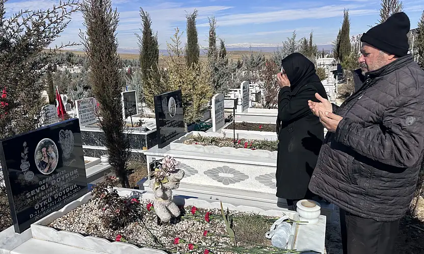 Anne Kızına, Baba Oğluna Sarılı Defnedildi