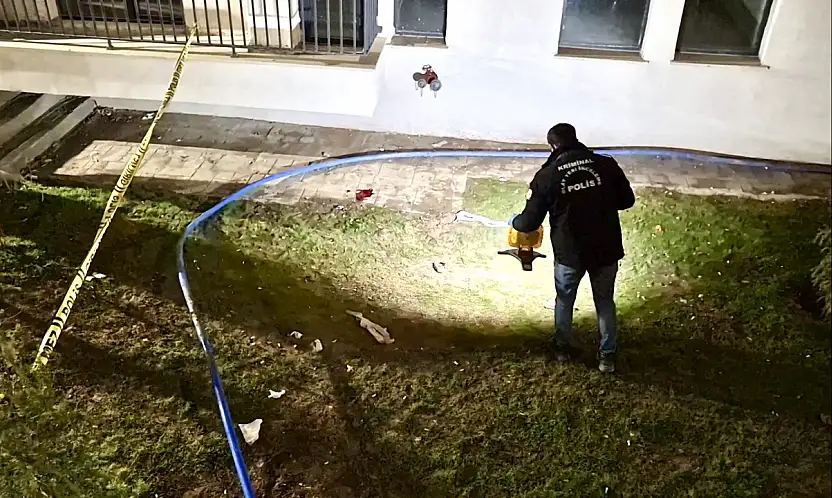 Balkondan Düşen Genç Kız Ağır Yaralandı