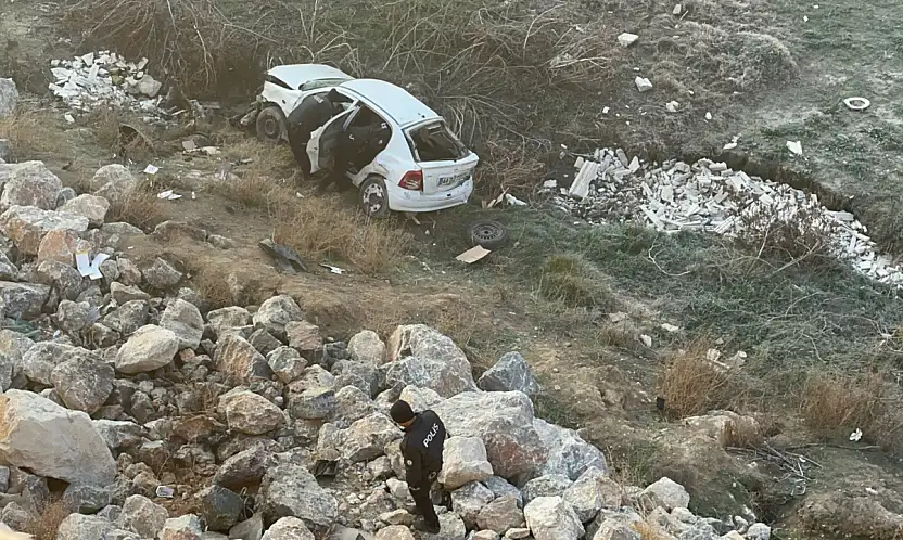 Buzlanma Nedeniyle Köprüden Şarampole Uçan Otomobilde 1 Kişi Hayatını Kaybetti