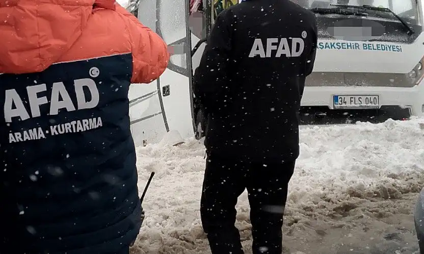 Cenaze taşıyan minibüs devrildi: 22 yaralı